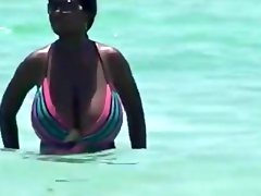 Candid huge black bikini beach cleavage